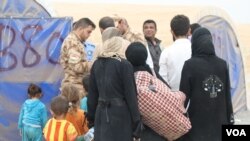 Families move into tents in refugee camps about 30 kilometers from Mosul in Khazir, Kurdish Iraq. Since the offensive began, 85,000 people have been displaced. Dec. 7, 2016 (Photo: H.Murdock/VOA)