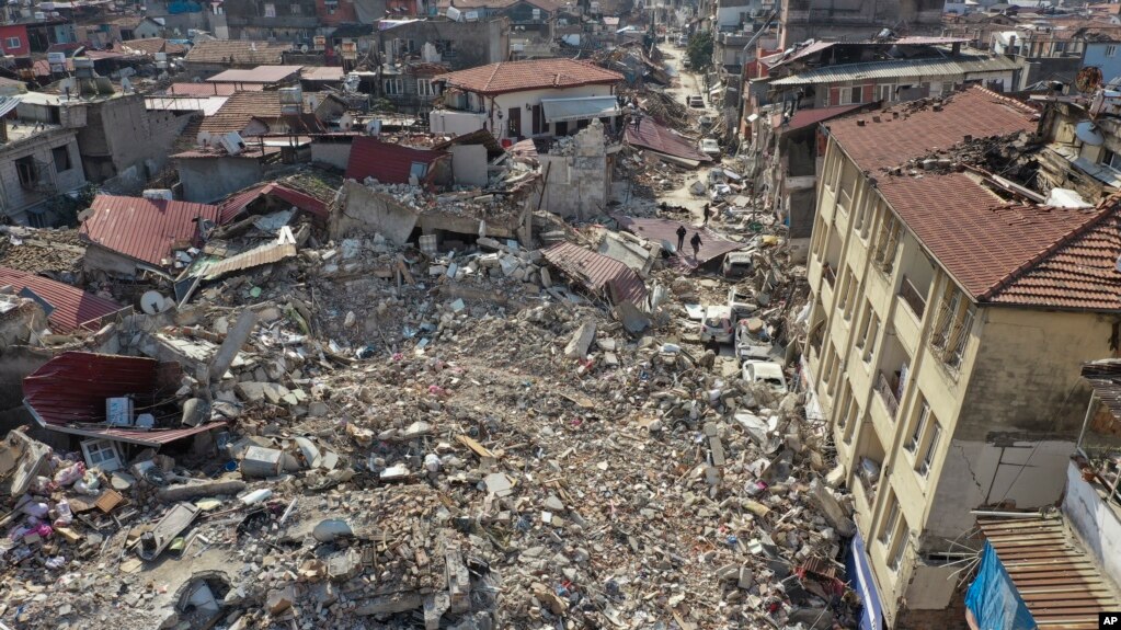 Shqetësime për plaçkitje dhe kushtet higjienike rëndojnë punën e vullnetarëve në Turqi