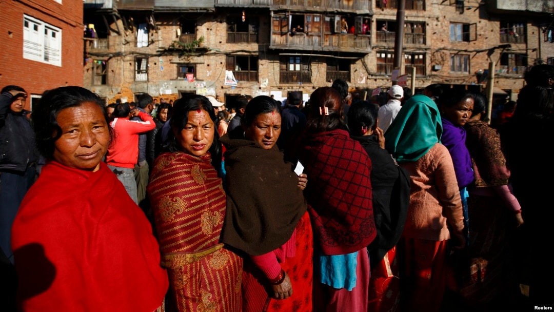 Cử tri Nepal xếp hàng chờ bỏ phiếu tại Bhaktapur, ngày 19/11/2013.