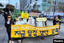 Wanaharakati wa hali ya hewa wakidai hatua thabiti zichukuliwe kudhibiti takataka za plastiki katika mkutano wa UN, huko Busan, Korea Kusini, Novemba 23, 2024.