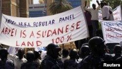 People from the Misseriya tribe of the Abyei oil region protest against the proposal of African Union (AU) mediator former South African president Thabko Mbeki for a referendum to decide whether the region belonged to Sudan or South Sudan, outside the United Nations (U.N.) and AU headquarters in Khartoum, Sudan, November 28, 2012. 