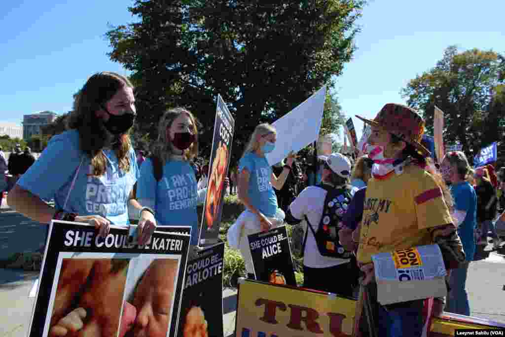 Grupos pró-vida (contra o aborto) participam na Marcha das Mulheres em Washington DC, 17 de outubro 2020