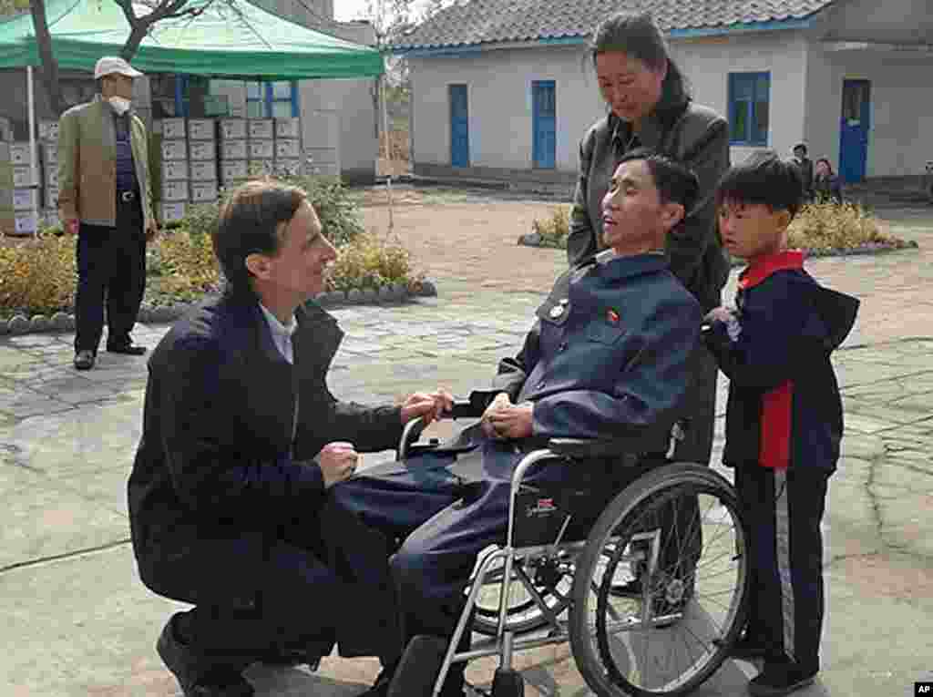 Stephen Linton of the Eugene Bell Foundation speaking with a tuberculosis patient and his family in North Korea, (Eugene Bell Foundation)