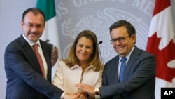 El canciller mexicano Luis Videgaray (izquierda), la canciller Chrystia Freeland de Canadá y el secretario de Economía de México, Ildefonso Guajardo posan para una foto durante una conferencia de prensa conjunta sobre las renegociaciones en curso del Tratado de Libre Comercio de América del Norte (TLCAN) en la Ciudad de México, Miércoles, 25 de julio de 2018. (AP Photo / Marco Ugarte)