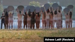 Des femmes nues en face du Quicken Loans Arena lors de la séance de photographie organisé par Spencer Tunick à Cleveland, Ohio, le 17 juillet 2016.