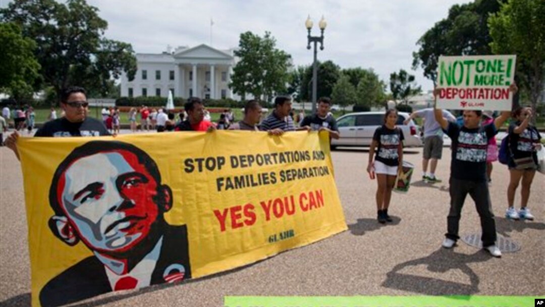 Para imigran melakukan unjuk rasa di depan Gedung Putih untuk menentang deportasi (foto: dok). Pemerintahan Obama berusaha memberlakukan perintah eksekutif presiden supaya sekitar lima juta imigran gelap tidak dideportasi.