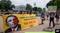 Para imigran melakukan unjuk rasa di depan Gedung Putih untuk menentang deportasi (foto: dok). Pemerintahan Obama berusaha memberlakukan perintah eksekutif presiden supaya sekitar lima juta imigran gelap tidak dideportasi.