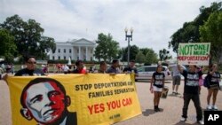 Manifestantes piden frente a la Casa Blanca que se ponga fin a las deportaciones.