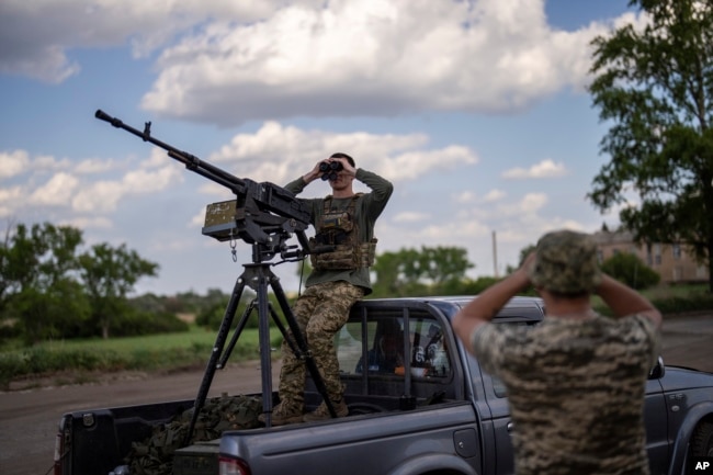 Ілюстративне фото. Військові українського підрозділу боротьби з безпілотниками відстежують російські дрони біля Авдіївки, Україна, 6 травня 2024 р. Фото: AP/Francisco Seco