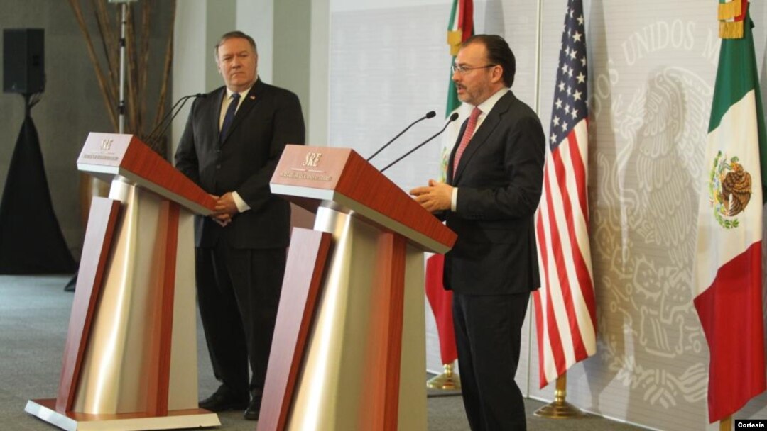 El secretario de Estado, Mike Pompeo, izquierda, se reunió con su homólogo mexicano, Luis Videgaray y hablaron del problema que representa la llegada de la caravana de migrantes. [Foto: Cortesía, cancillería de México]. 
