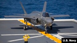 美国海军陆战队一架F-35B战机2021年10月3日首次成功在日本出云号直升机航母上起降（美国海军陆战队照片）