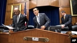 Los congresistas Darrell Issa y Elijah Cummings antes de dar inicio a la audiencia que evaluó el informe.