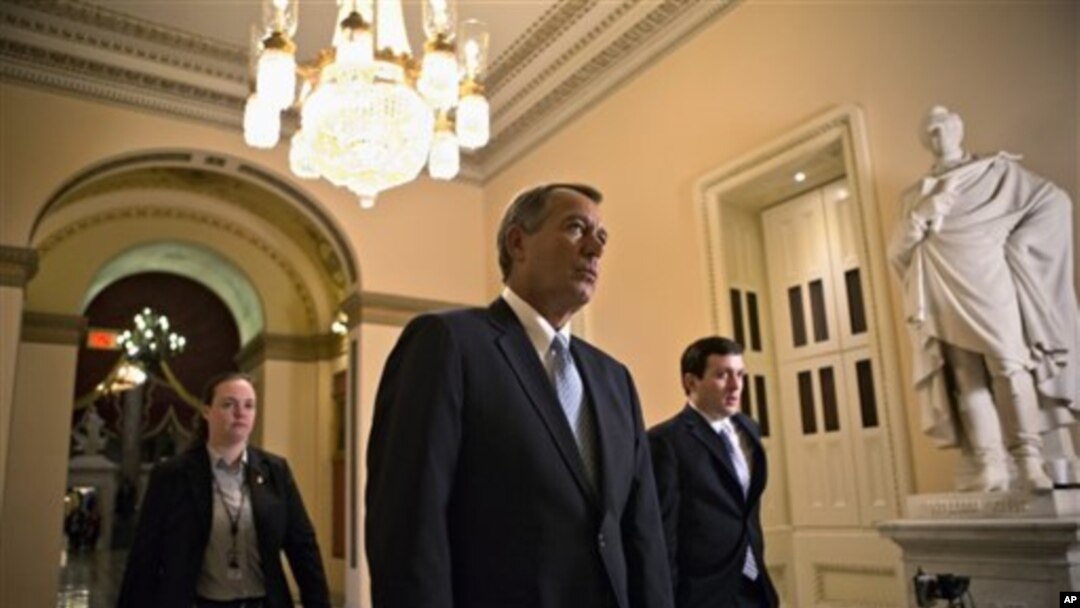 Ketua DPR John Boehner dari Ohio berjalan menuju ruang sidang DPR di Capitol Hill, Washington D.C (15/1). DPR Amerika telah mengesahkan RUU untuk menyediakan bantuan dana untuk pemulihan kembali wilayah yang terkena dampak badai Sandy senilai $51 miliar.