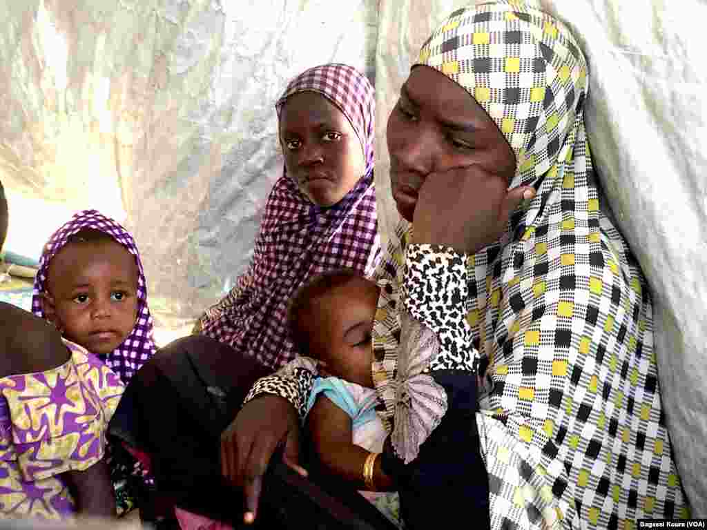 MERCREDI. Un hôpital psychiatrique de fortune pour aider les Nigérians traumatisés de Boko Haram. Le psychologue Charlot Serferbé Daba a mis en place un cabinet psychiatrique dans le camp de Dar es Salaam, à 10 km du village tchadien de Baga Sola. "Vous voyez, dans ce tiroir, j'ai un mouchoir pour ceux qui se déchargent soudain de leur traumatisme!" Le docteur Charlot Serferbé Daba, psychologue, reçoit ses patients nigérians dans un minuscule cabinet psychiatrique du camp de Dar es Salaam, à 10 km du village tchadien de Baga Sola. LIRE L'ARTICLE ICI