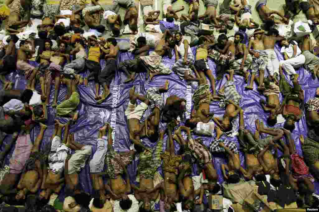 Para migran Rohingya tidur berdesak-desakan di tempat penampungan di Lhoksukon, Aceh (11/5). (Reuters/Roni Bintang)