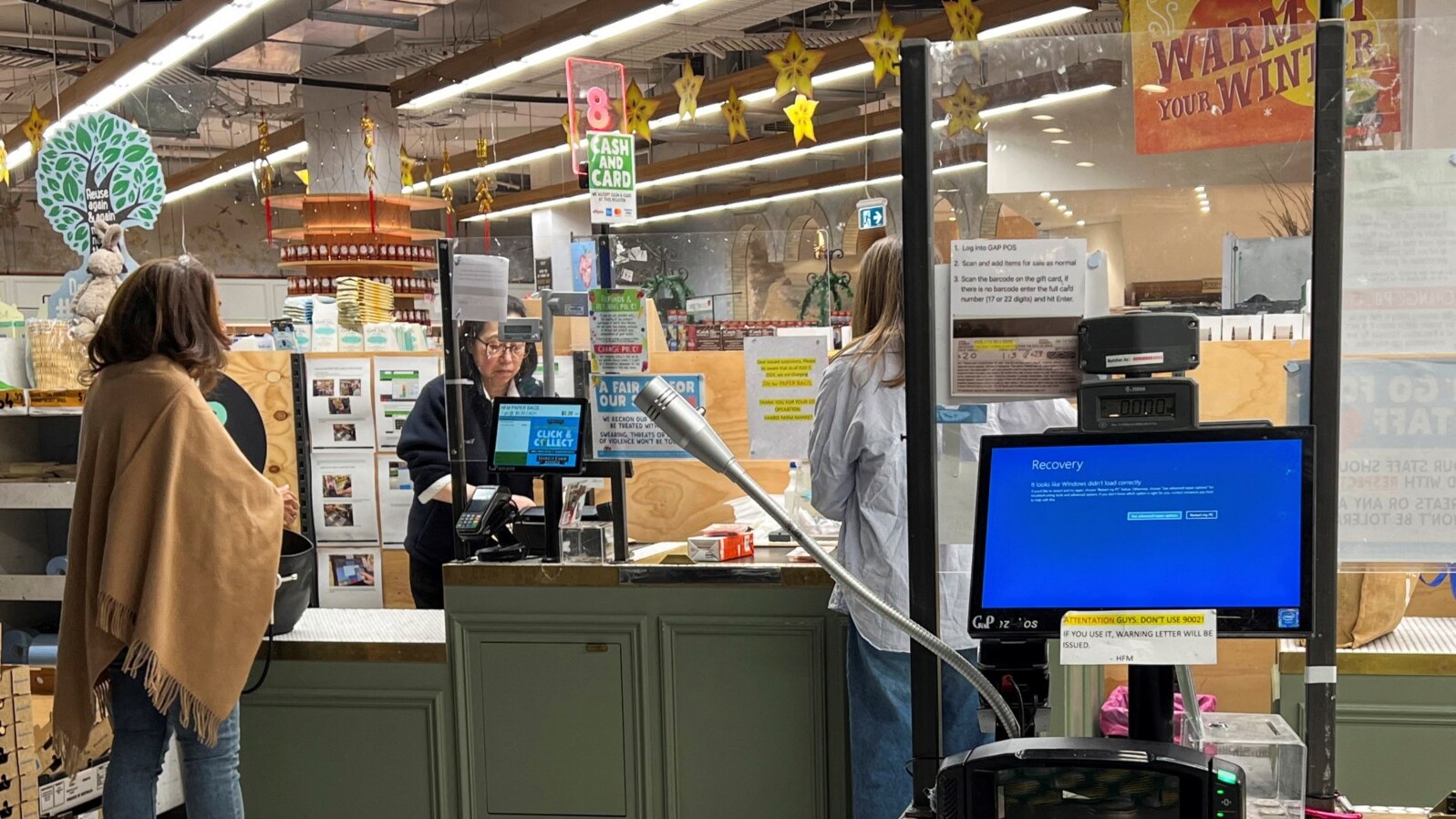Monitor kase na blagajni prodavnice u Sindeju sa plavim ekranom usred globalnog tehnološkog kvara, u Sidnetu, Australija, 19. jula 2024.