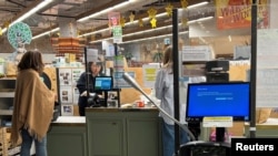 Sebuah layar mesin kasir di sebuah supermarket di Brisbane, Australia tampak berwarna biru karena terjadi gangguan siber global, Jumat, 19 Juli 2024. (Foto: AAP Image/Jono Searle via Reuters)