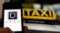 Uber es una aplicación para teléfonos inteligentes, desde donde un usuario solicita uno de sus taxis.