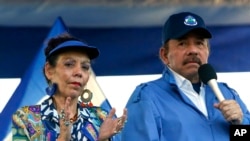 ARCHIVO - En esta fotografía de archivo del 5 de septiembre de 2018, el presidente de Nicaragua, Daniel Ortega, y su esposa, la vicepresidenta Rosario Murillo, dirigen un mitin en Managua, Nicaragua. 