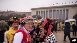 资料照片：身穿少数民族服饰的代表抵达北京人民大会堂，出席中国人民政治协商会议的开幕仪式。(2026年3月4日)