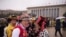资料照片：身穿少数民族服饰的代表抵达北京人民大会堂，出席中国人民政治协商会议的开幕仪式。(2026年3月4日)
