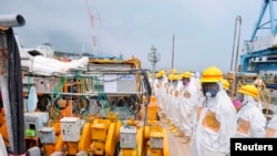 Para anggota panel pemeriksa keselamatan PLTN Fukushima di lokasi. (Foto: Dok)