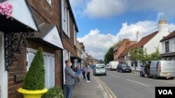 In England's picture-postcard Berkshire village of Cookham, along the River Thames, the locals appeared to be observing the mask rule. “We are a well-behaved lot around here,” said Sandy, a barista at Mr. Cooper's Coffee House. (Jamie Dettmer/VOA)