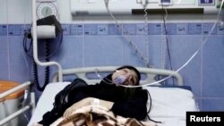 Seorang siswi tampak dirawat di rumah sakit akibat keracunan di sebuah lokasi yang tidak diumumkan di Iran dalam gambar yang diambil dari video.