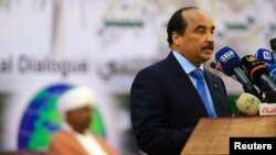 ARCHIVES - Mohamed Ould Abdel Aziz lors d'un voyage à Khartoum, au Soudan, le 10 octobre 2016.