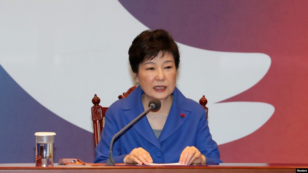 Tổng thống Nam Triều Tiên Park Geun Hye phát biểu trong một cuộc họp nội các khẩn cấp tại Nhà Xanh ở Seoul, Hàn Quốc, 9/12/2016.