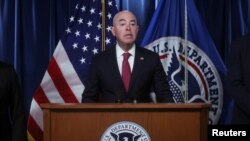 El secretario del DHS, Alejandro Mayorkas, actualiza sobre las medidas tras el levantamiento de la orden del Título 42 durante una conferencia de prensa en la sede de la Oficina de Aduanas y Protección Fronteriza de EEUU en Washington.