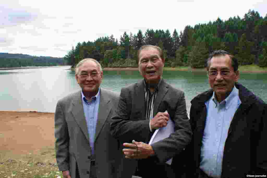 ເພື່ອນມິດຂອງຄອບຄົວປະຖັມມະວົງ:​ອະດີດພັນເອກ Vang Geu (ຊ້າຍ) ຈາກລັດ North Carolina, ດຣ. ຊົມພູ ອຸດົມວິໄລ (ກາງ) ແລະ ດຣ. Bruce Blia Tou ຈາກເມືອງ Portland.