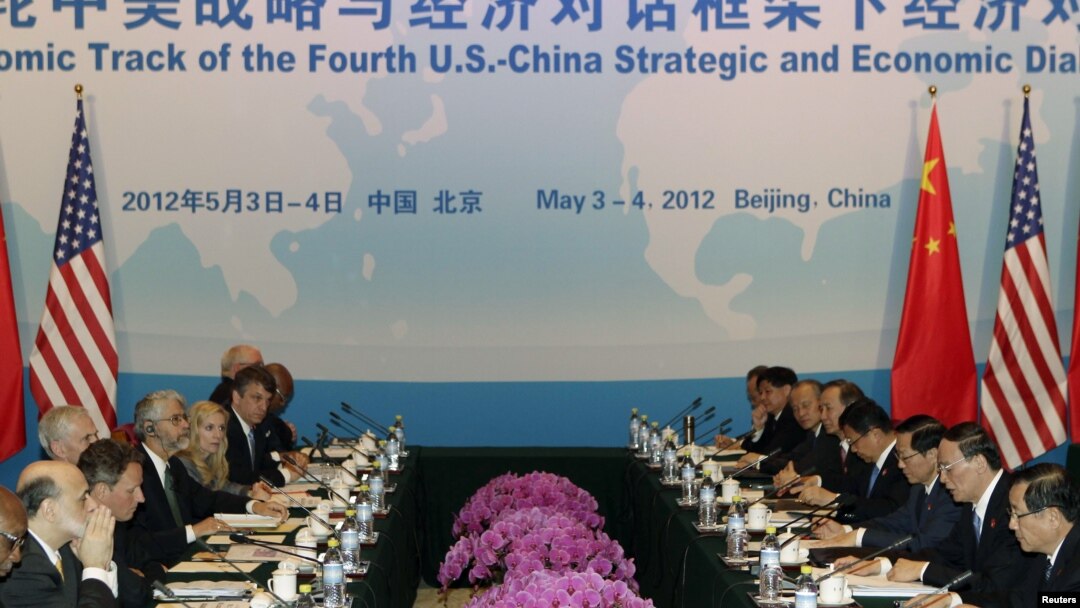 Wakil Perdana Menteri Tiongkok Wang Qishan (nomor dua dari kanan) dan Menteri Keuangan AS Timothy Geithner (nomor tiga dari kiri) berdialog dalam sesi pembahasan strategis terkait masalah ekonomi di Beijing (3/5). 
