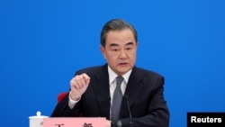 왕이 중국 외교부장이 25일 베이징 인민대회당에서 열린 전국인민대표대회 기자회견에서 발언하고 있다.