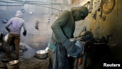 Un hombre trabaja en la confección de utensilios de cocina en una fábrica en Nicaragua. Marzo, 12 de 219. REUTERS/Oswaldo Rivas