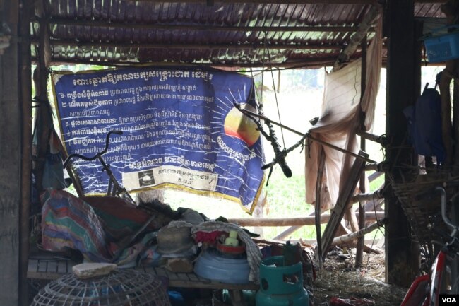 បដាគណបក្សសង្រ្គោះជាតិដែលលោក ចេក ឈុន បន្សល់ទុកនៅផ្ទះ ក្រោយគណបក្សសង្រ្គោះជាតិ ត្រូវបានរំលាយចោល។ (ស៊ុន ណារិន/VOA)