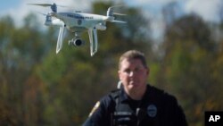 El número de agencias de seguridad pública con drones en Estados Unidos se ha duplicado desde fines de 2016. En la foto, el agente de Streetsboro, Ohio, Scott Hermon pilotea el primer drone de su departamento de Policía. Oct. 16 de 2017.