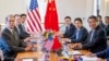 资料照片：美国财政部长斯科特·贝森特(左一)、美国贸易代表贾米森·格里尔(左二)以及中国副总理何立峰(右一)2025年5月11日在日内瓦会面讨论美中贸易和关税问题。 