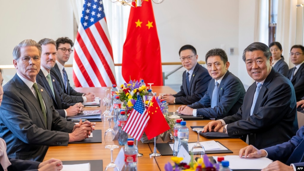 资料照片：美国财政部长斯科特·贝森特(左一)、美国贸易代表贾米森·格里尔(左二)以及中国副总理何立峰(右一)2025年5月11日在日内瓦会面讨论美中贸易和关税问题。 