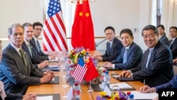 资料照片：美国财政部长斯科特·贝森特(左一)、美国贸易代表贾米森·格里尔(左二)以及中国副总理何立峰(右一)2025年5月11日在日内瓦会面讨论美中贸易和关税问题。 