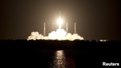Tàu Dragon của công ty SpaceX có trụ sở tại bang California đã được phóng lên không gian từ Mũi Canaveral thuộc bang Florida, Mỹ, bên bờ Đại Tây Dương, ngày 7/10/2012