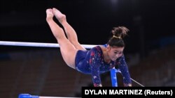 ໃນກິລາໂອລິມປິກ 2020 ຢູ່ໂຕກຽວ- ນາງ ສຸນິສາ ລີ ທໍາການແຂ່ງການຫ້ອຍໂຫນຮາວ 2 ອັນທີ່ຕໍ່າ-ສູງບໍ່ສະເໝີກັນສໍາລັບທີມ 4 ຄົນຂອງ ສຫລ ຢູ່ສູນກິລາ Ariake Gymnastics Centre, ໂຕກຽວ, ວັນທີ 25 ກໍລະກົດ, 2021 (ພາບໂດຍ REUTERS/Dylan Martinez)