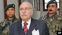 Tunisian interim President Fouad Mebazaa arrives for the first cabinet meeting since the ouster of President Zine El Abidine Ben Ali, Tunis, January 20, 2011 (file photo)
