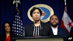 La alcaldesa del Distrito de Columbia, Muriel Bowser, habla en una conferencia de prensa en Washington el sábado 7 de marzo de 2020 para anunciar el primer caso presuntamente positivo del coronavirus COVID-19.