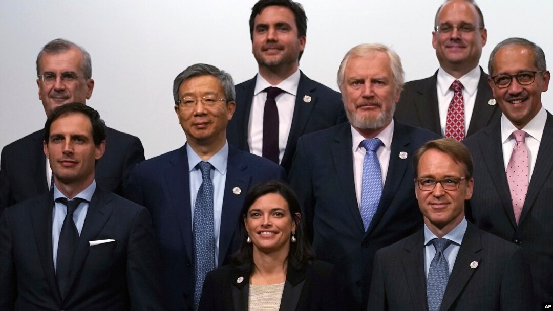 El gobernador del Banco Central de China, Yi Gang (tercero a la izq.), y otros participantes de la reunión de ministros de finanzas y gobernadores de bancos centrales del G-20, en Fukuoka, Japón, el domingo 9 de junio de 2019.