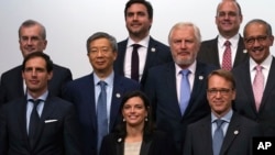 El gobernador del Banco Central de China, Yi Gang (tercero a la izq.), y otros participantes de la reunión de ministros de finanzas y gobernadores de bancos centrales del G-20, en Fukuoka, Japón, el domingo 9 de junio de 2019.