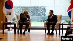 문재인 한국 대통령(오른쪽)과 보리스 존슨 영국 총리가 20일 유엔총회가 열리는 뉴욕에서 회담했다.