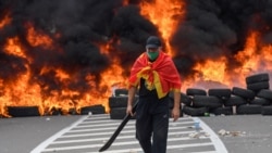 Zapaljene barikade na ulazu u Cetinje (Foto: Rojters)