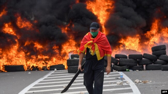 Zapaljene barikade na ulazu u Cetinje (Foto: Rojters)