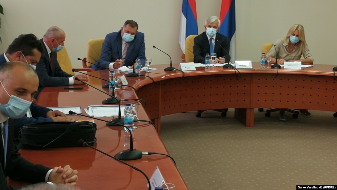 Sastanak političkih stranaka Republike Srpske na kom je odlučeno o istupanju iz institucija BiH (Foto: RSE/Gojko Veselinović)